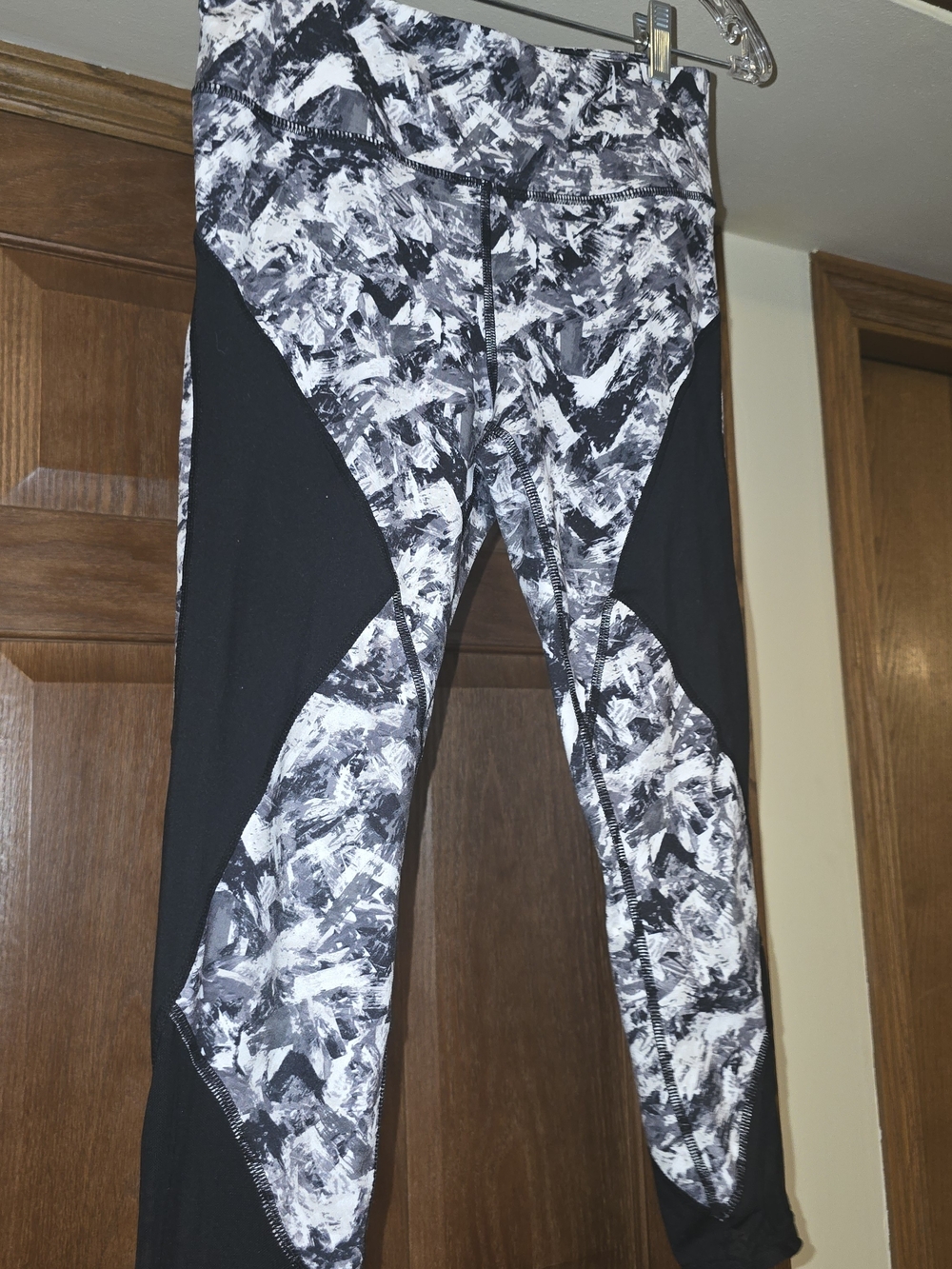 GapFit Women's Small Black Gray Abstract Print Mesh Panel Cropped Leggings